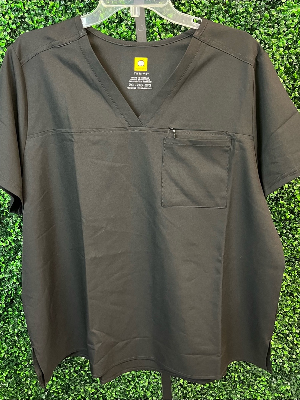 NWT Wink Thrive Black Women’s Chest Pocket Scrub Top Size 2XL